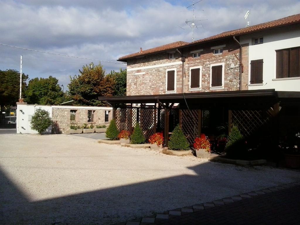 Готель Trattoria Milani Лонато Екстер'єр фото